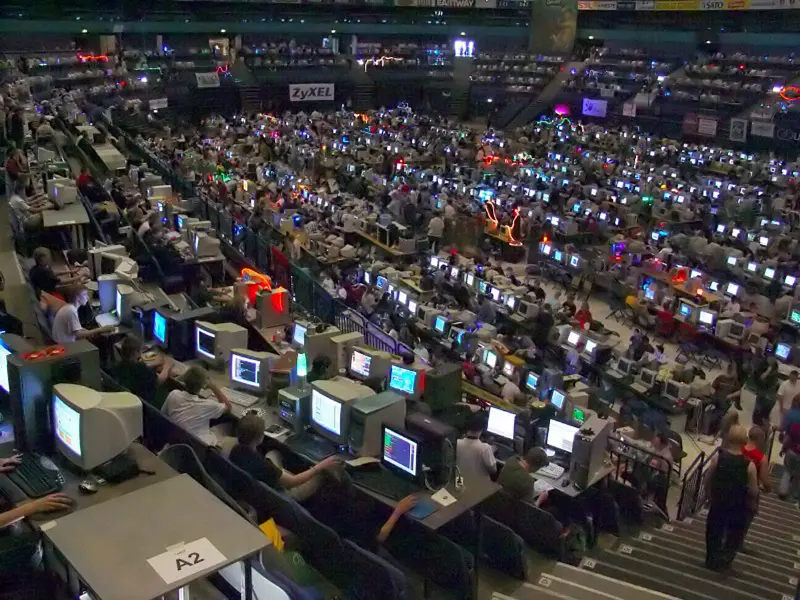 LAN party de principios de los años 2000 con varios ordenadores conectados entre sí.