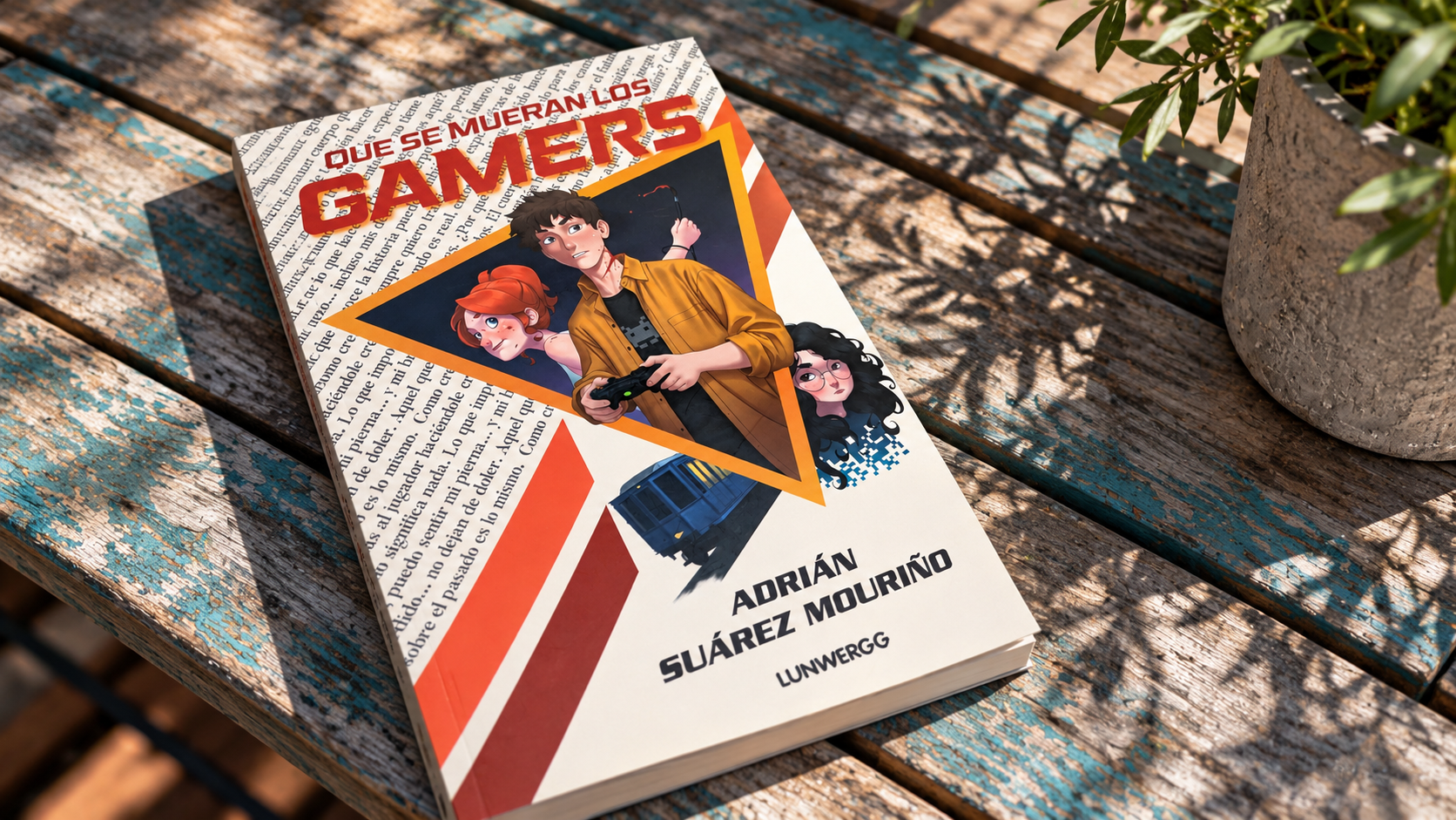 Ejemplar de Que se mueran los gamers, de Adrián Suárez Mouriño, sobre una mesa de madera al aire libre.